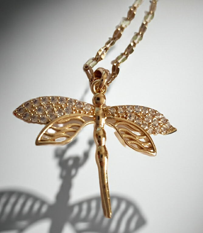 Złoty łańcuszek z zawieszką w kształcie ważki ozdobionej cyrkoniami, długość 41-47 cm.