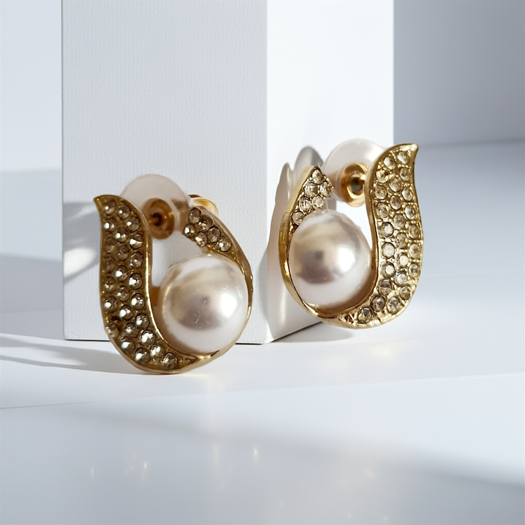 Kolczyki złote ze stali nierdzewnej o długości 2 cm, z białą perłą i oprawą wysadzaną cyrkoniami, elegancki kształt z falującą linią, Rouge Bizu.