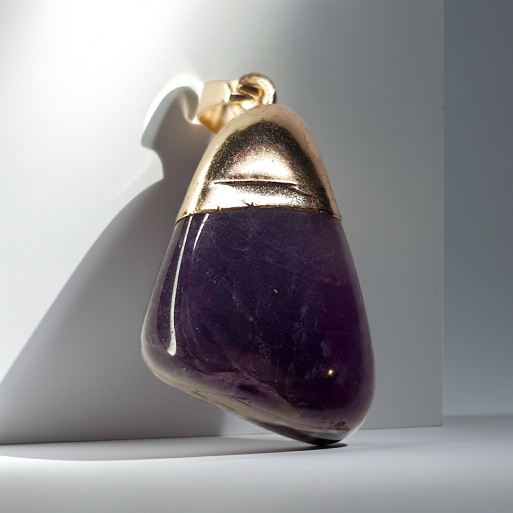 Złoty wisiorek z syntetycznym ametystem o średnicy 2 cm, styl romantyczny i magiczny. Stal nierdzewna, stal chirurgiczna, wodoodporne, hipoalergiczne, jakość premium, Rouge Bizu.