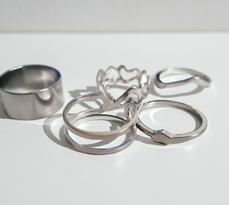Textured gold ring – minimalist industrial style 18 mm