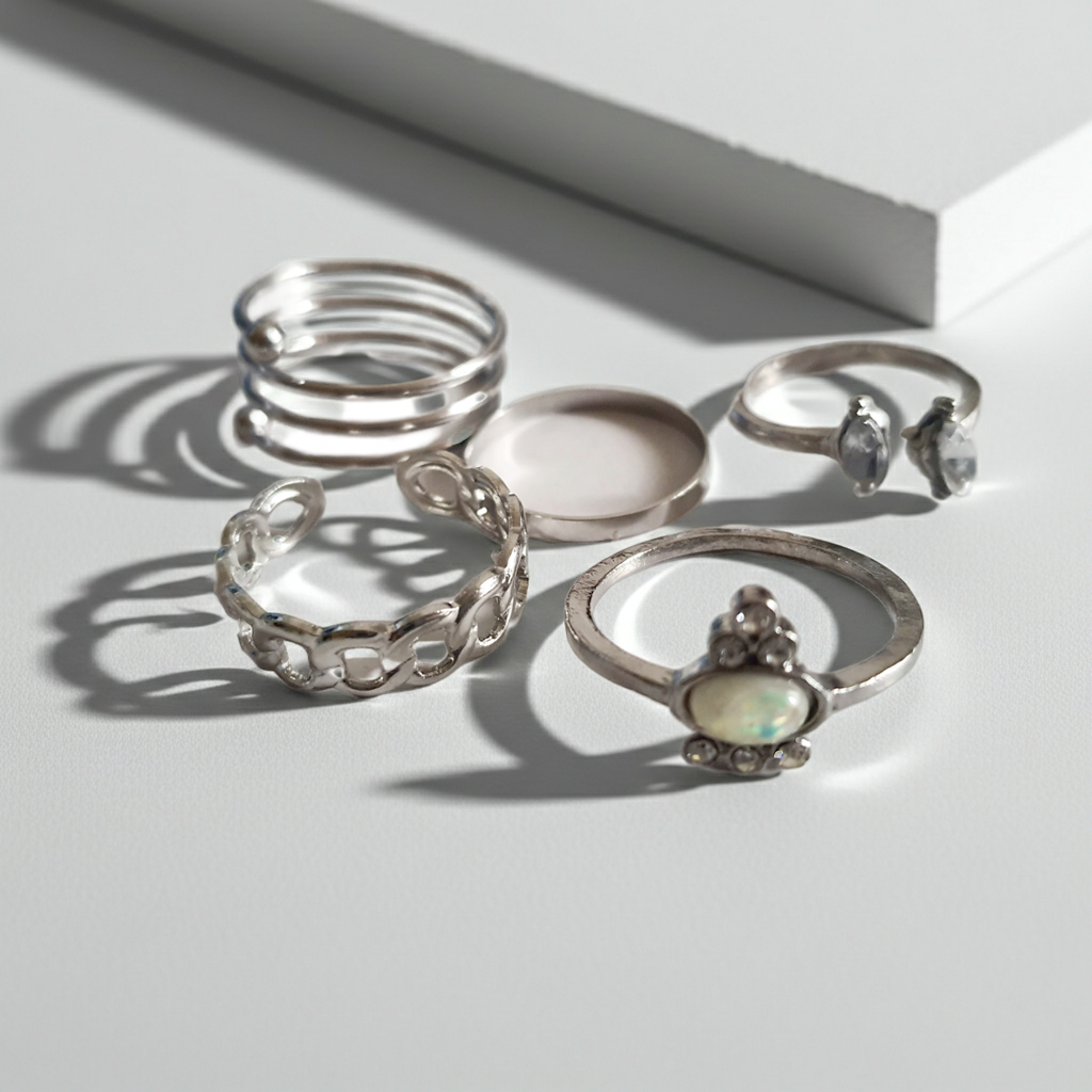 Textured gold ring – minimalist industrial style 18 mm