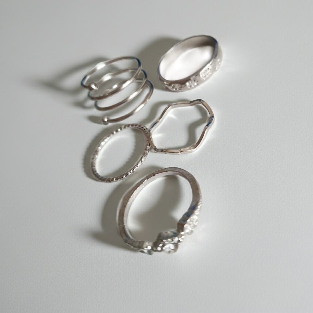 Textured gold ring – minimalist industrial style 18 mm