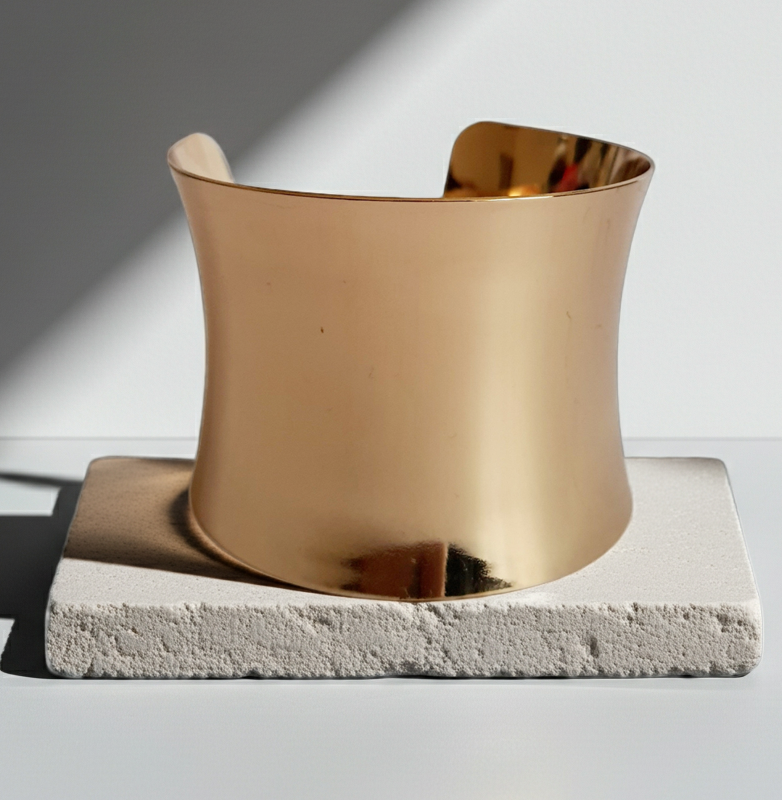 Złota szeroka bransoletka sztywna ze stali nierdzewnej, średnica 6,5 cm z możliwością lekkiej regulacji, minimalistyczny design, elegancka i ponadczasowa biżuteria, Rouge Bizu.