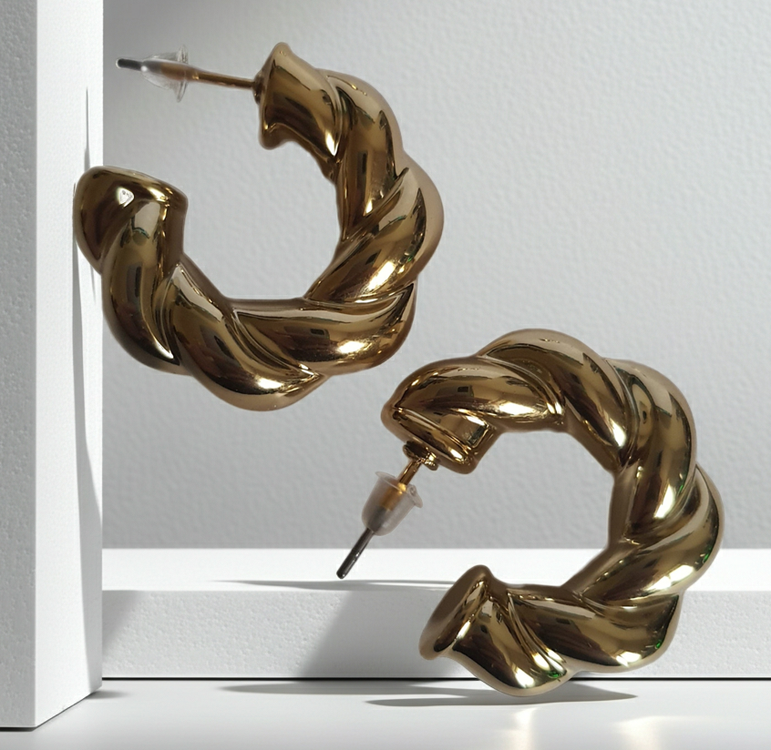 „Złote kolczyki koła o średnicy 3 cm, wykonane ze stali nierdzewnej, z plecioną fakturą i lśniącym wykończeniem – Rouge Bizu.”