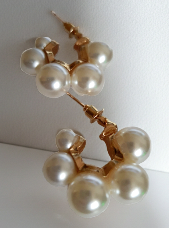 „Złote kolczyki koła o średnicy 3 cm, wykonane ze stali nierdzewnej, ozdobione lśniącymi perłami kulistymi, eleganckie i klasyczne – Rouge Bizu.”