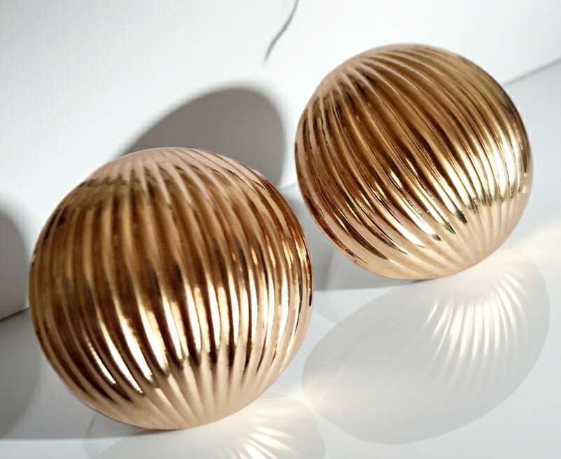 Złote kolczyki retro na wkrętki ze stali nierdzewnej, żłobiona powierzchnia w stylu vintage, średnica 3 cm. Rouge Bizu.