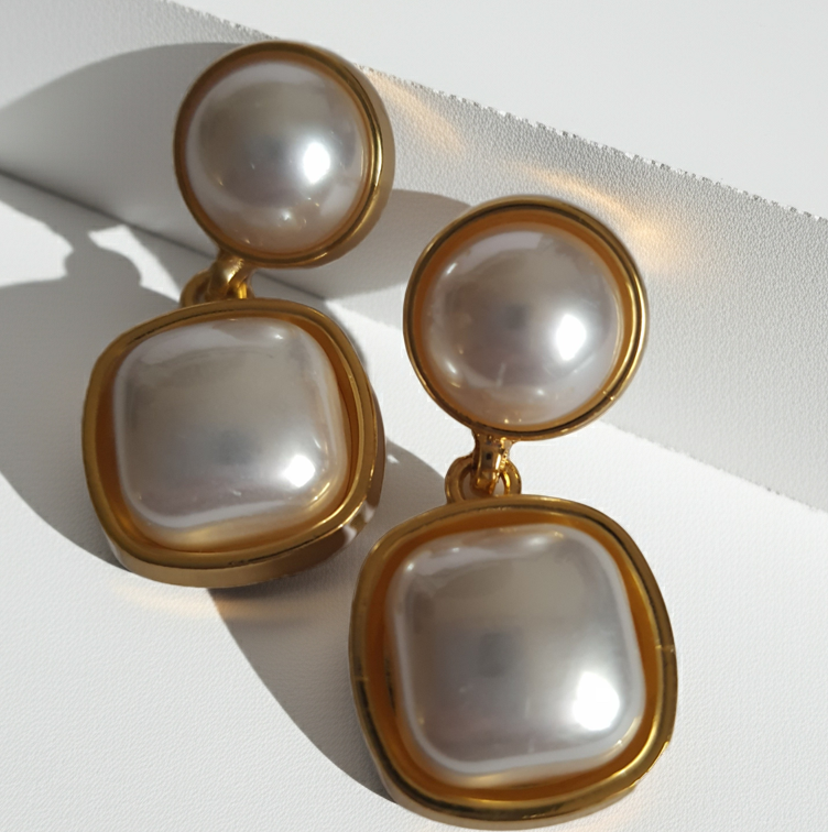 Kolczyki ze stali nierdzewnej w kolorze złotym, z perłowymi elementami w kształcie koła i kwadratu, długość 3,5 cm, Rouge Bizu.