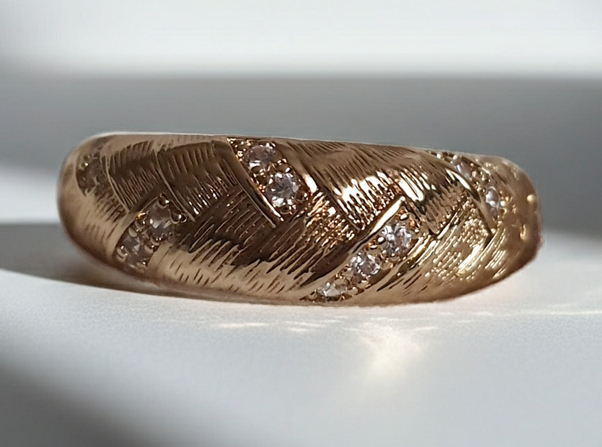 Pierścionek damski ze stali nierdzewnej, rozmiar 19 mm, złoty, fakturowana powierzchnia przypominająca liść z wkomponowanymi cyrkoniami, styl retro glamour, Rouge Bizu.