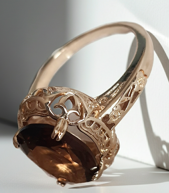 Pierścionek damski ze stali nierdzewnej, złoty, rozmiar 19 mm, ozdobna korona w stylu vintage, duży fasetowany kamień w odcieniu brązu, retro glamour, Rouge Bizu.