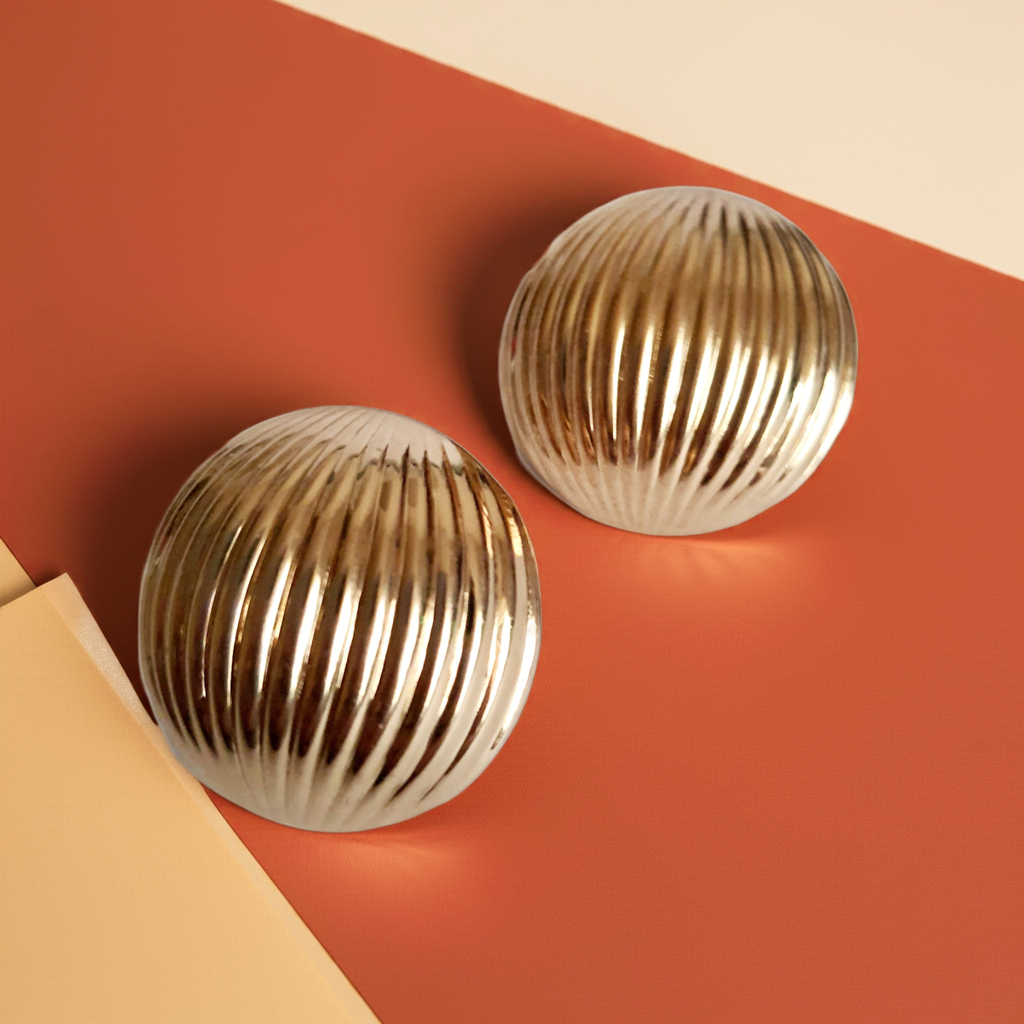 Złote kolczyki retro na wkrętki ze stali nierdzewnej, żłobiona powierzchnia w stylu vintage, średnica 3 cm. Rouge Bizu.