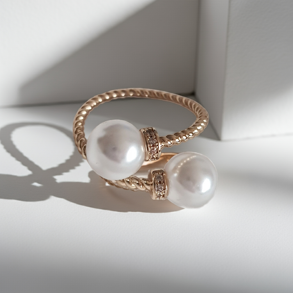 Pierścionek damski ze stali nierdzewnej, złoty, rozmiar 19 mm, zdobiony dwiema syntetycznymi perłami i drobnymi cyrkoniami, pleciona obrączka, elegancki styl glamour, Rouge Bizu.