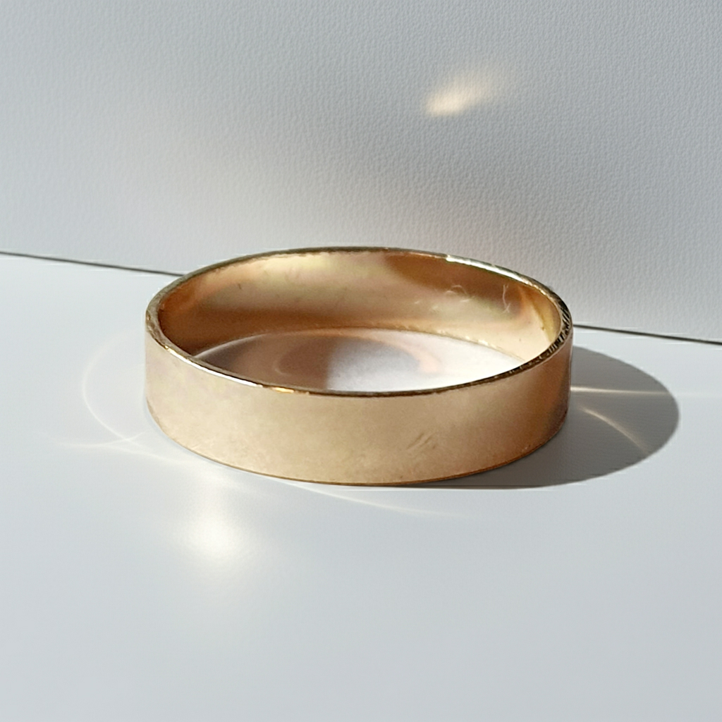 Złota obrączka ze stali chirurgicznej o gładkiej powierzchni, rozmiar 16 mm, minimalistyczna biżuteria w stylu klasycznym, połysk, stal nierdzewna, wodoodporne, hipoalergiczne, jakość premium. Rouge Bizu.