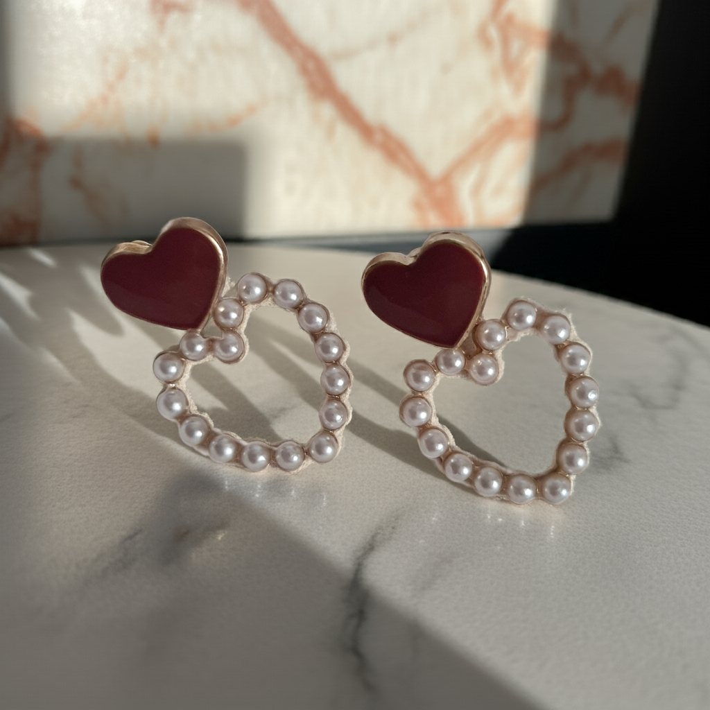 Kolczyki damskie ze stali nierdzewnej, złota oprawa, górny element w kształcie czerwonego serca, dolny element – serce z perełek, długość 3 cm, styl romantyczny glamour, Rouge Bizu.