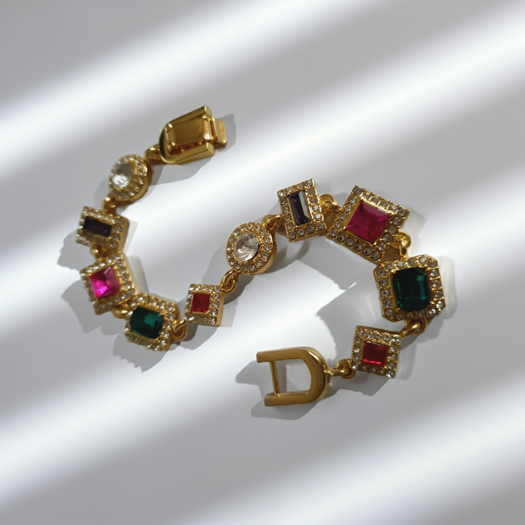 Bransoletka damska ze stali nierdzewnej, złote wykończenie, zdobiona kolorowymi kamieniami: szmaragd, rubin, ametyst, kryształ i róż, oprawa z cyrkoniami, szerokość 18 mm, styl glamour vintage, Rouge Bizu.