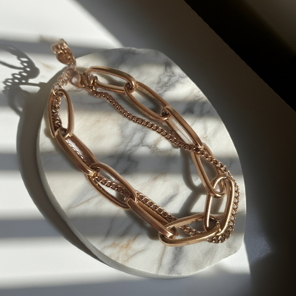 Bransoletka damska/unisex ze stali nierdzewnej, długość regulowana 17–21 cm, złota, duże geometryczne ogniwa połączone z drobnym łańcuszkiem, nowoczesny styl glamour, Rouge Bizu.