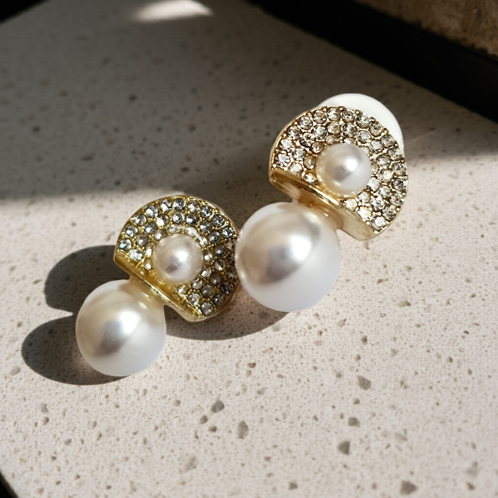 Kolczyki złote ze stali nierdzewnej o długości 2 cm, z podwójną białą perłą i oprawą wysadzaną cyrkoniami, elegancja i blask, Rouge Bizu.