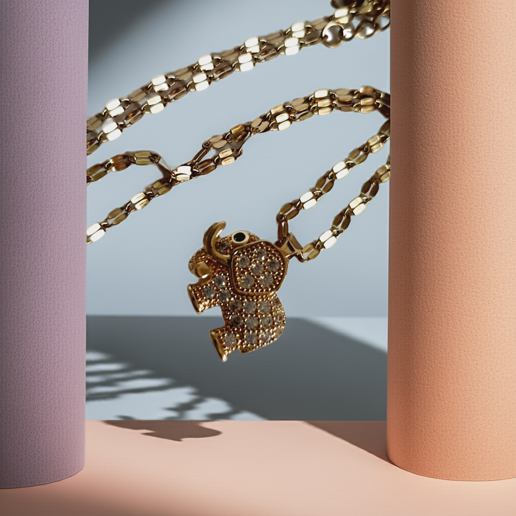 Naszyjnik złocony ze stali nierdzewnej, długość 40–45 cm, zawieszka słoń wysadzany cyrkoniami, RougeBizu.