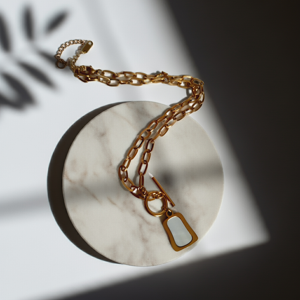 Naszyjnik złocony ze stali nierdzewnej, długość regulowana 40–45 cm, zawieszka geometryczna z masą perłową, RougeBizu.