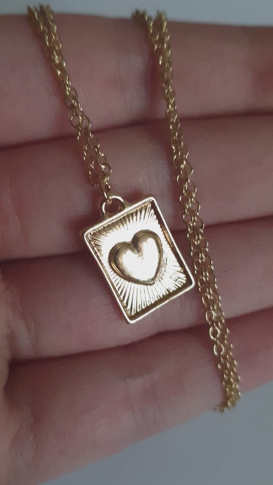 Złocony łańcuszek ze stali chirurgicznej, regulowana długość 38–46,5 cm, prostokątna zawieszka z sercem i promienistym wzorem, RougeBizu.