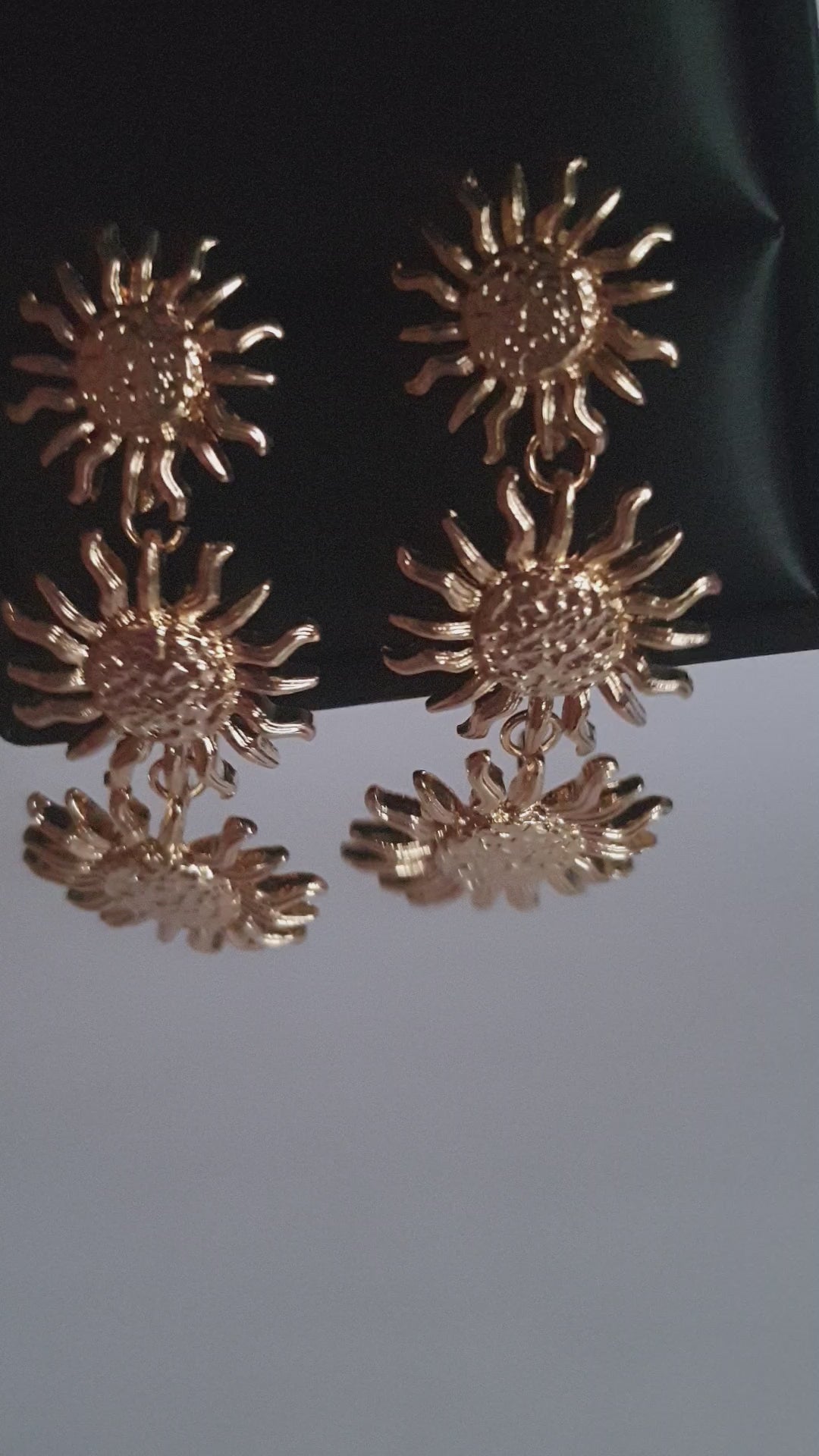 Kolczyki złocone ze stali nierdzewnej, w kształcie dużych słońc z promieniami 3D, długość 6 cm, RougeBizu.