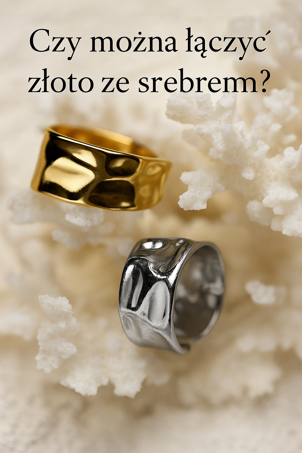 Dwa pierścionki o nieregularnej fakturze – jeden w kolorze złotym, drugi srebrny – zaprezentowane na tle jasnego koralowca. Elegancka kompozycja ilustrująca połączenie biżuterii w różnych odcieniach metalu.