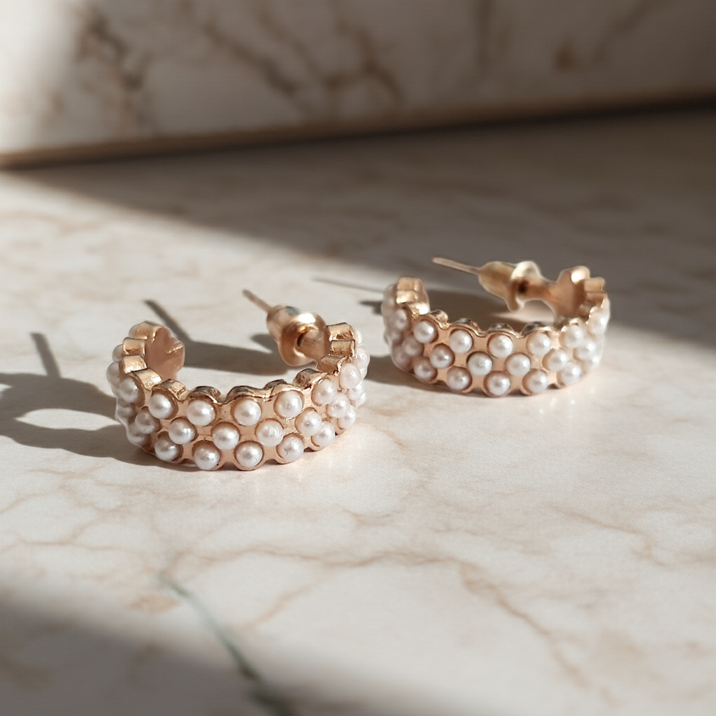 Dziewczęce i subtelne Złote kolczyki ze stali nierdzewnej chirurgicznej z trzema rzędami drobnych perełek. Styl vintage, długość 2 cm, klasyczne zapięcie na sztyft.
