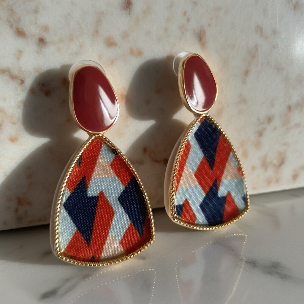 Kolczyki geometryczne boho glamour ze stali nierdzewnej, złocone, z kolorowym wzorem w czerwieni, granacie i błękicie, długość 4 cm, RougeBizu.