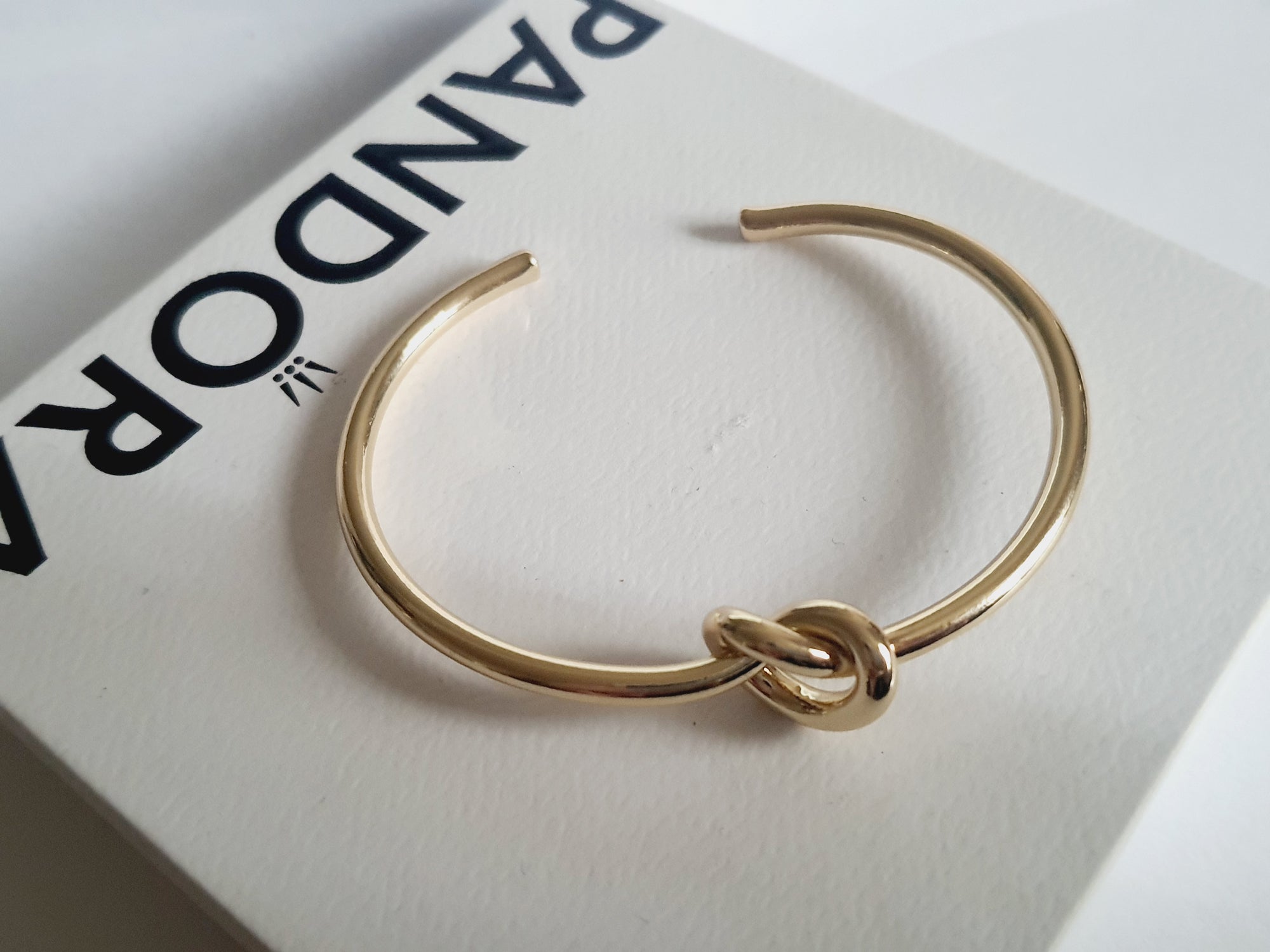 Złota bransoletka mankietowa z motywem węzła, stal nierdzewna i stal chirurgiczna, średnica 6 cm, wodoodporne, hipoalergiczne, jakość premium, RougeBizu.