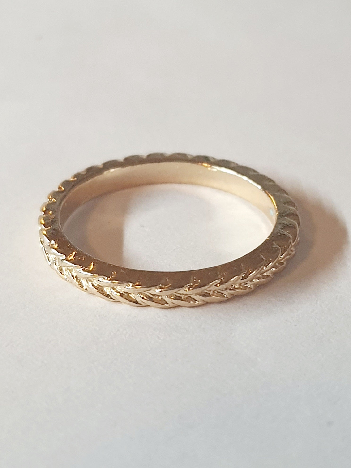 Złota obrączka ze stali chirurgicznej z plecionym tłoczonym wzorem, rozmiar 18 mm, klasyczny połyskliwy pierścionek. Stal nierdzewna, wodoodporne, hipoalergiczne, jakość premium. Rouge Bizu.
