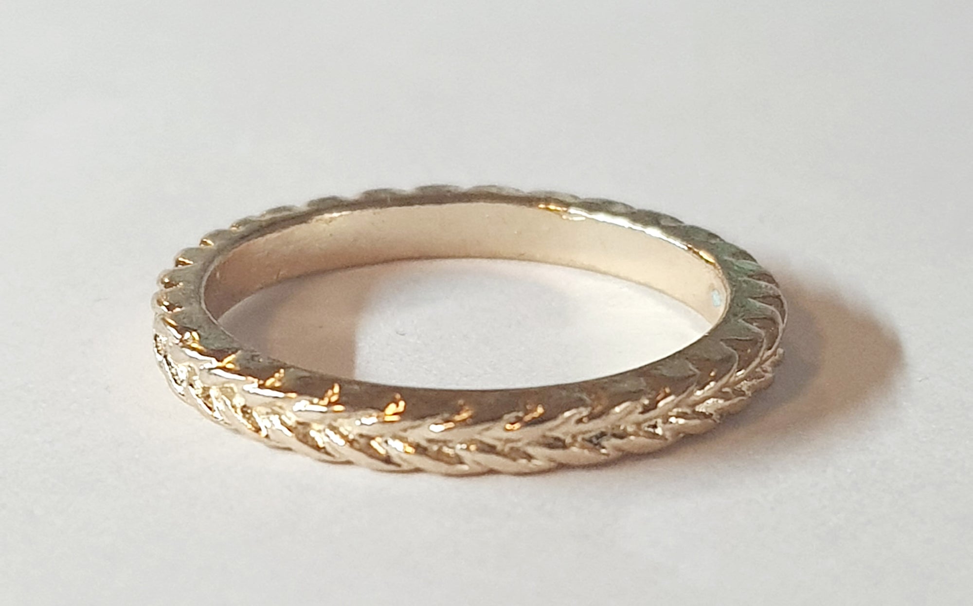 Złota obrączka ze stali chirurgicznej z plecionym tłoczonym wzorem, rozmiar 18 mm, klasyczny połyskliwy pierścionek. Stal nierdzewna, wodoodporne, hipoalergiczne, jakość premium. Rouge Bizu.