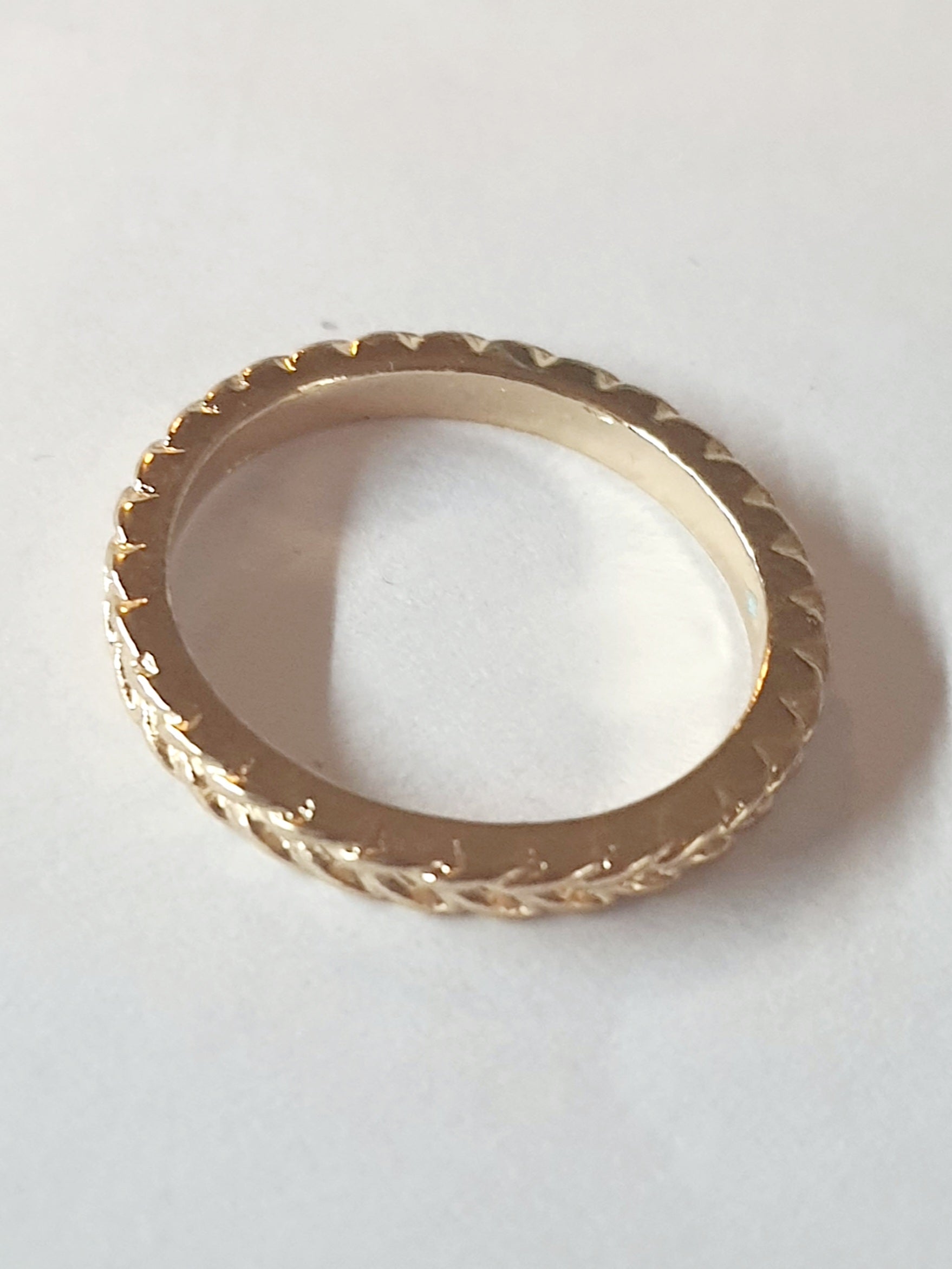 Złota obrączka ze stali chirurgicznej z plecionym tłoczonym wzorem, rozmiar 18 mm, klasyczny połyskliwy pierścionek. Stal nierdzewna, wodoodporne, hipoalergiczne, jakość premium. Rouge Bizu.
