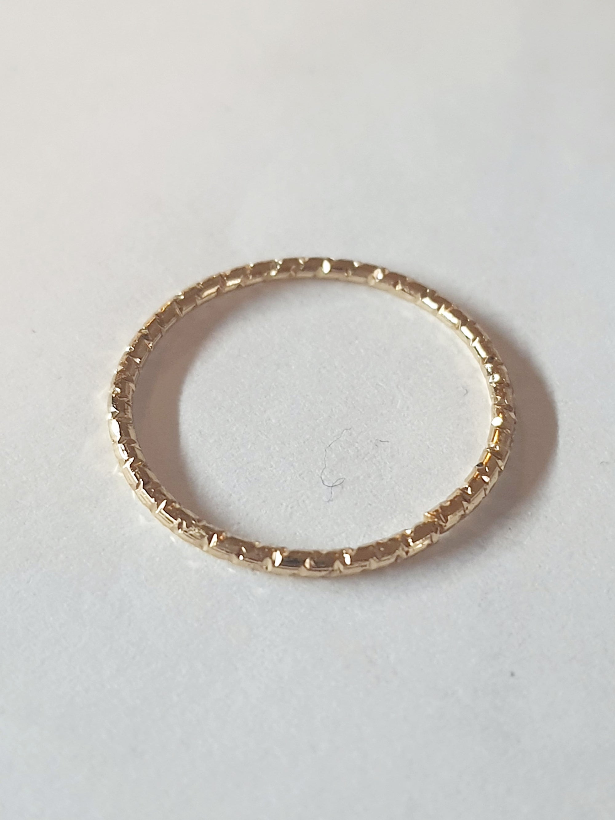 Złota cienka obrączka ze stali chirurgicznej z tłoczoną fakturą, rozmiar 17 mm, połyskliwy pierścionek w stylu minimalistycznym. Stal nierdzewna, wodoodporne, hipoalergiczne, jakość premium. Rouge Bizu.
