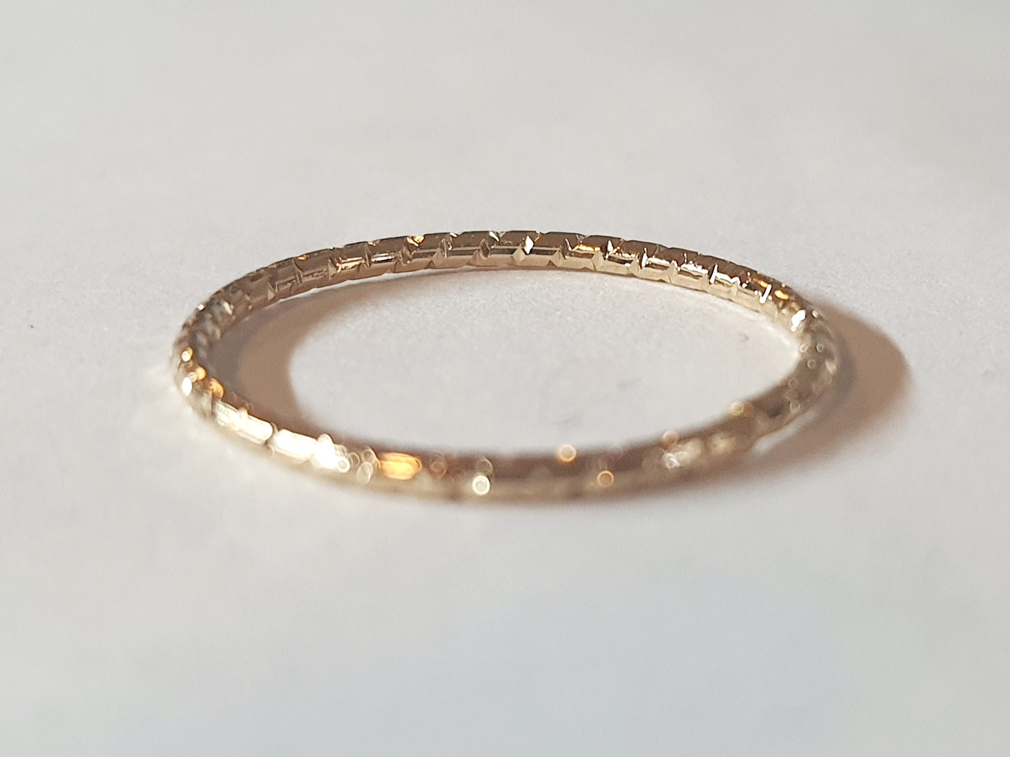 Złota cienka obrączka ze stali chirurgicznej z tłoczoną fakturą, rozmiar 17 mm, połyskliwy pierścionek w stylu minimalistycznym. Stal nierdzewna, wodoodporne, hipoalergiczne, jakość premium. Rouge Bizu.