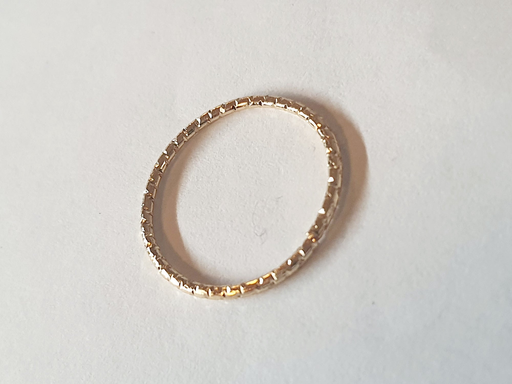 Złota cienka obrączka ze stali chirurgicznej z tłoczoną fakturą, rozmiar 17 mm, połyskliwy pierścionek w stylu minimalistycznym. Stal nierdzewna, wodoodporne, hipoalergiczne, jakość premium. Rouge Bizu.