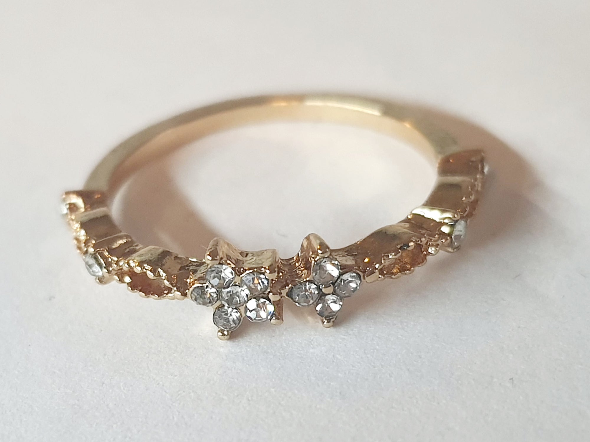 Złoty pierścionek ze stali chirurgicznej z cyrkoniami w kształcie kwiatów, rozmiar 17 mm, delikatny i elegancki styl. Stal nierdzewna, wodoodporne, hipoalergiczne, jakość premium. Rouge Bizu.
