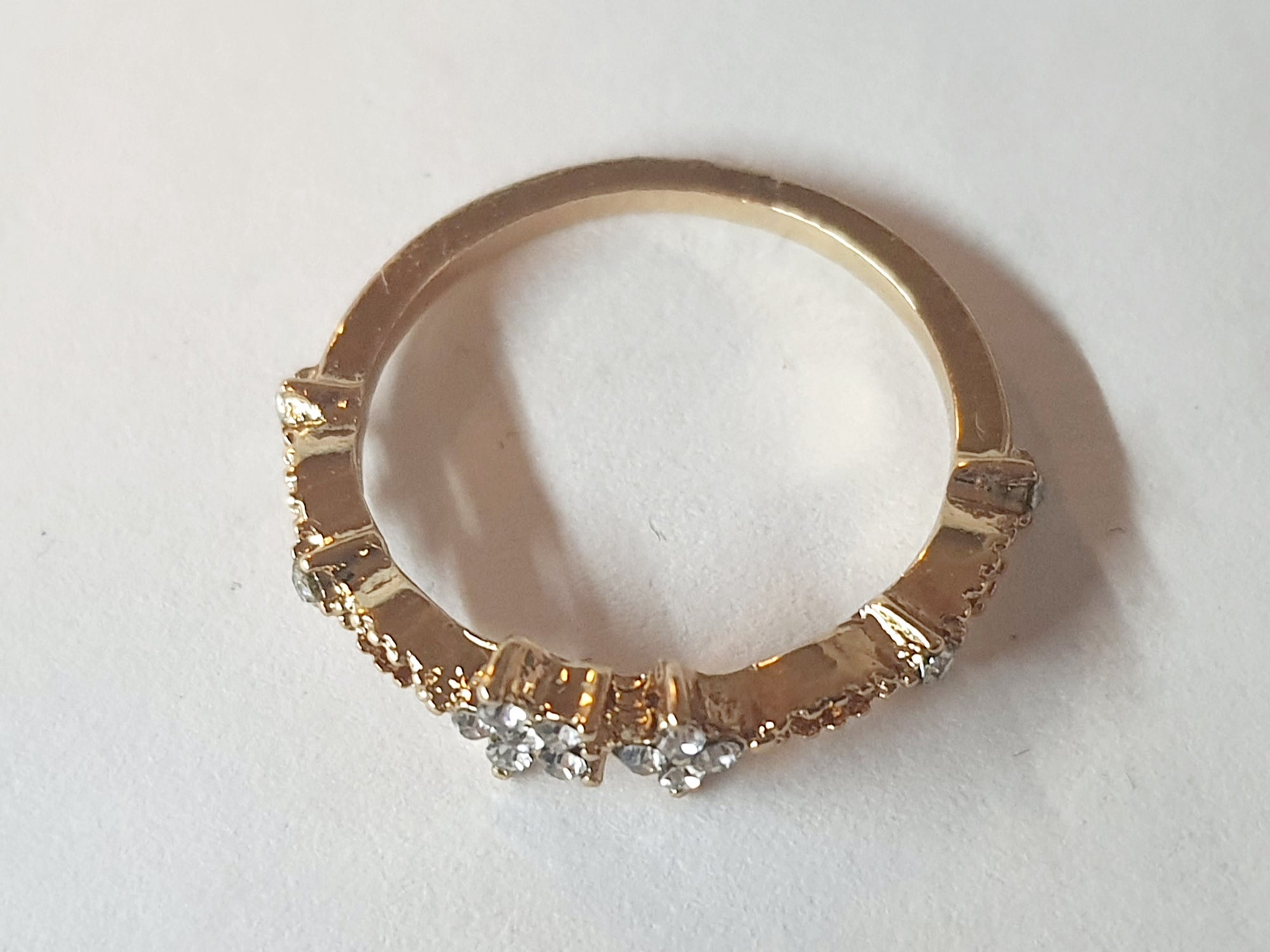 Złoty pierścionek ze stali chirurgicznej z cyrkoniami w kształcie kwiatów, rozmiar 17 mm, delikatny i elegancki styl. Stal nierdzewna, wodoodporne, hipoalergiczne, jakość premium. Rouge Bizu.