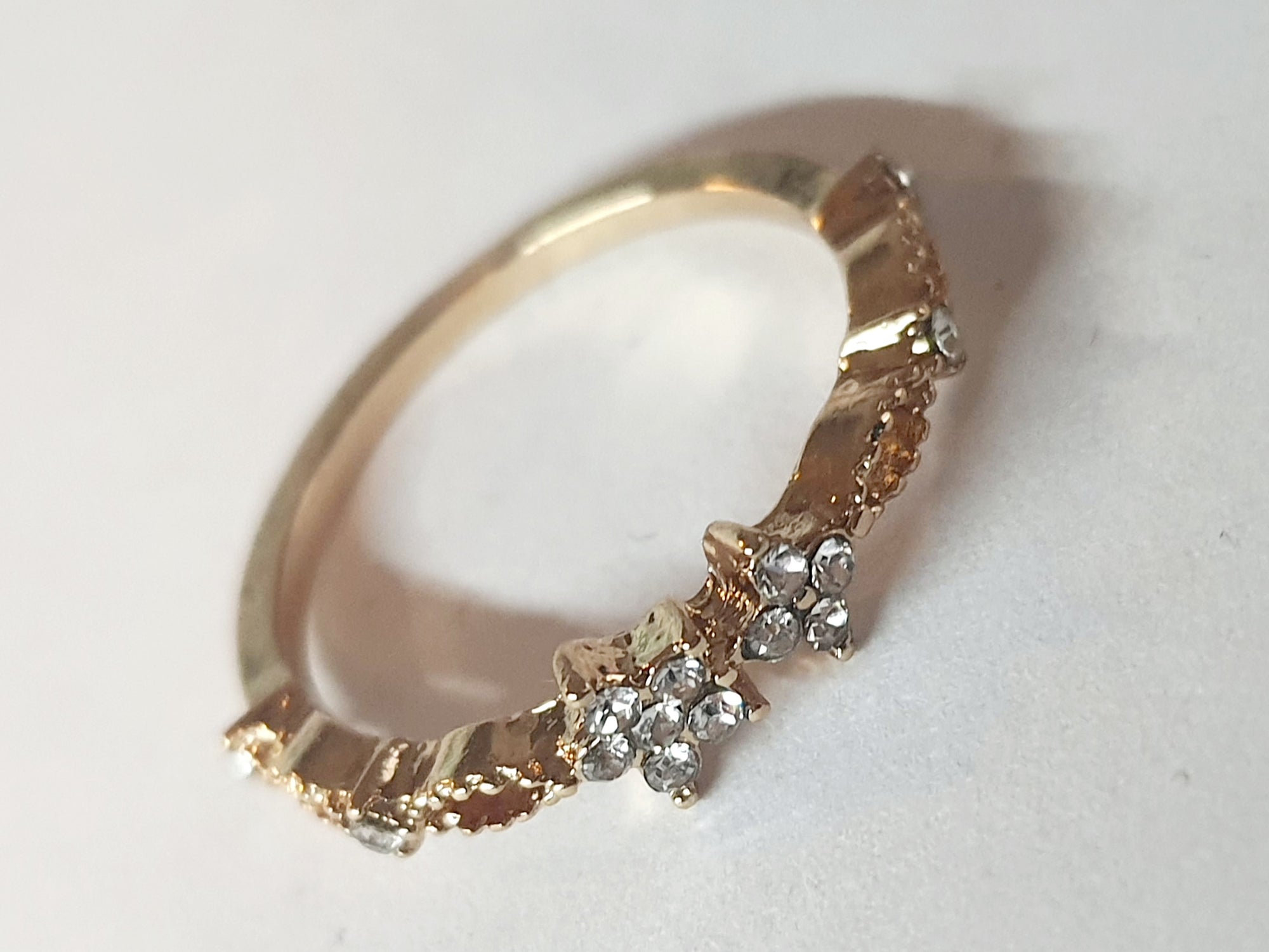Złoty pierścionek ze stali chirurgicznej z cyrkoniami w kształcie kwiatów, rozmiar 17 mm, delikatny i elegancki styl. Stal nierdzewna, wodoodporne, hipoalergiczne, jakość premium. Rouge Bizu.