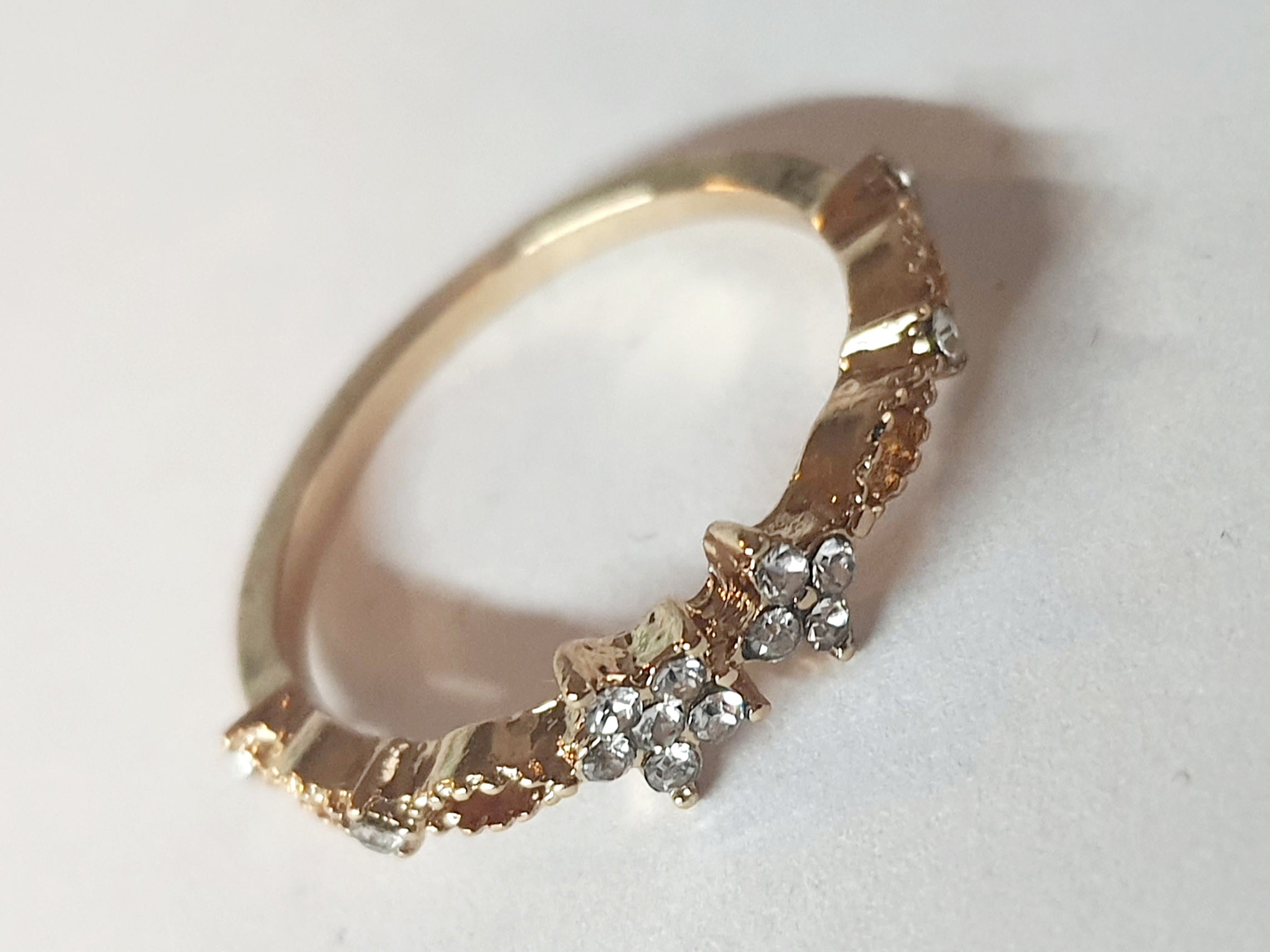 Złoty pierścionek ze stali chirurgicznej z cyrkoniami w kształcie kwiatów, rozmiar 17 mm, delikatny i elegancki styl. Stal nierdzewna, wodoodporne, hipoalergiczne, jakość premium. Rouge Bizu.