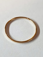 Złoty pierścionek ze stali chirurgicznej, cienka obrączka o gładkim połysku, rozmiar 16 mm, klasyczny minimalistyczny design. Stal nierdzewna, wodoodporne, hipoalergiczne, jakość premium. Rouge Bizu.