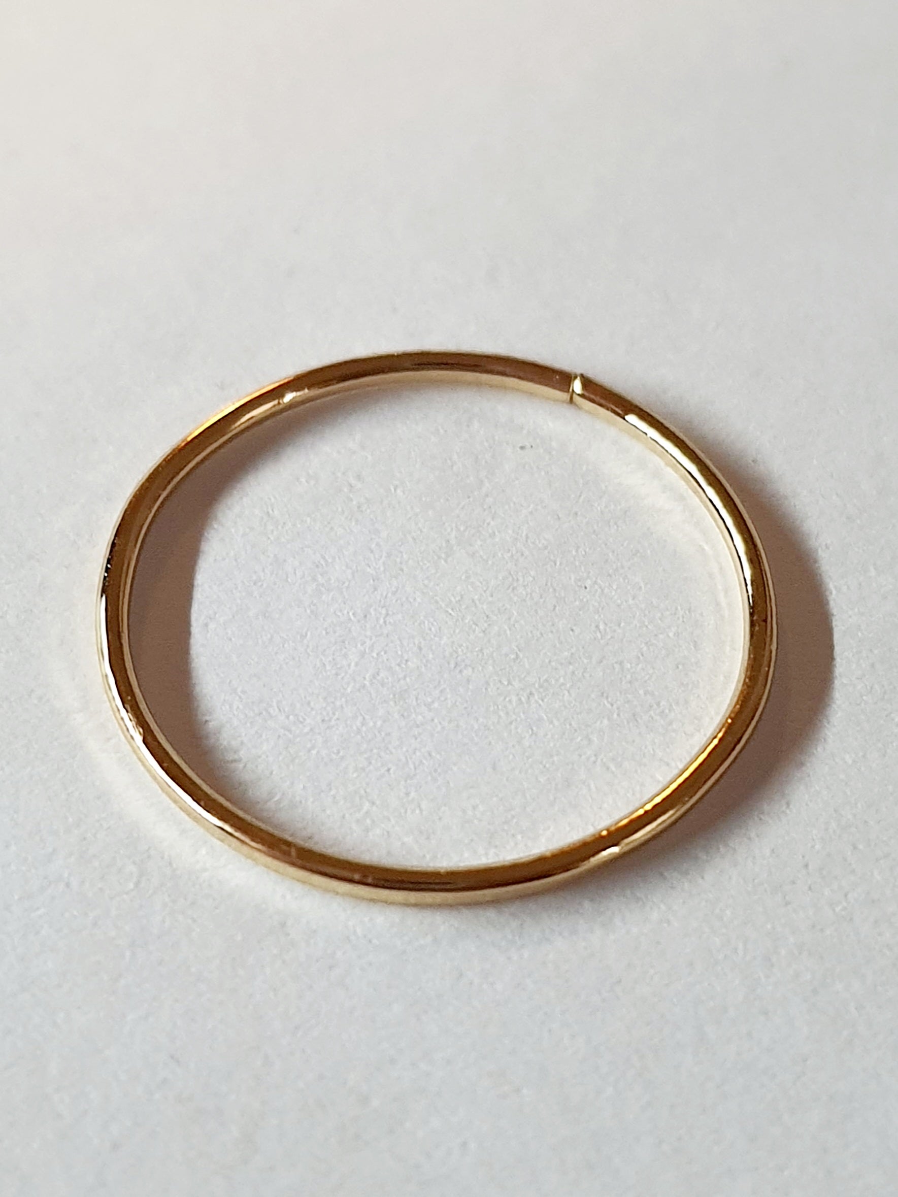 Złoty pierścionek ze stali chirurgicznej, cienka obrączka o gładkim połysku, rozmiar 16 mm, klasyczny minimalistyczny design. Stal nierdzewna, wodoodporne, hipoalergiczne, jakość premium. Rouge Bizu.
