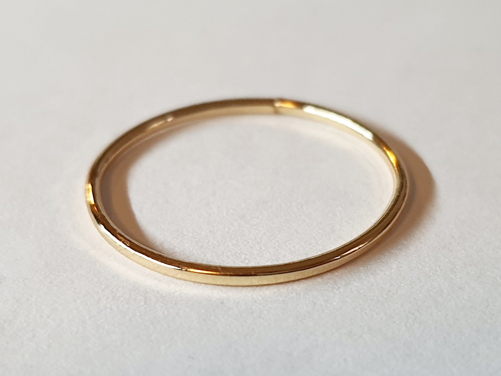 Złoty pierścionek ze stali chirurgicznej, cienka obrączka o gładkim połysku, rozmiar 16 mm, klasyczny minimalistyczny design. Stal nierdzewna, wodoodporne, hipoalergiczne, jakość premium. Rouge Bizu.