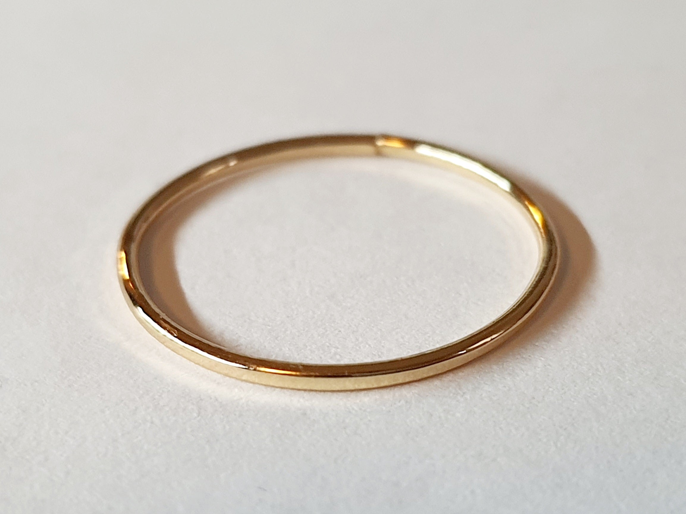 Złoty pierścionek ze stali chirurgicznej, cienka obrączka o gładkim połysku, rozmiar 16 mm, klasyczny minimalistyczny design. Stal nierdzewna, wodoodporne, hipoalergiczne, jakość premium. Rouge Bizu.
