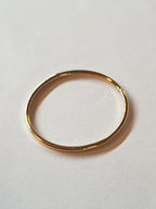 Złoty pierścionek ze stali chirurgicznej, cienka obrączka o gładkim połysku, rozmiar 16 mm, klasyczny minimalistyczny design. Stal nierdzewna, wodoodporne, hipoalergiczne, jakość premium. Rouge Bizu.