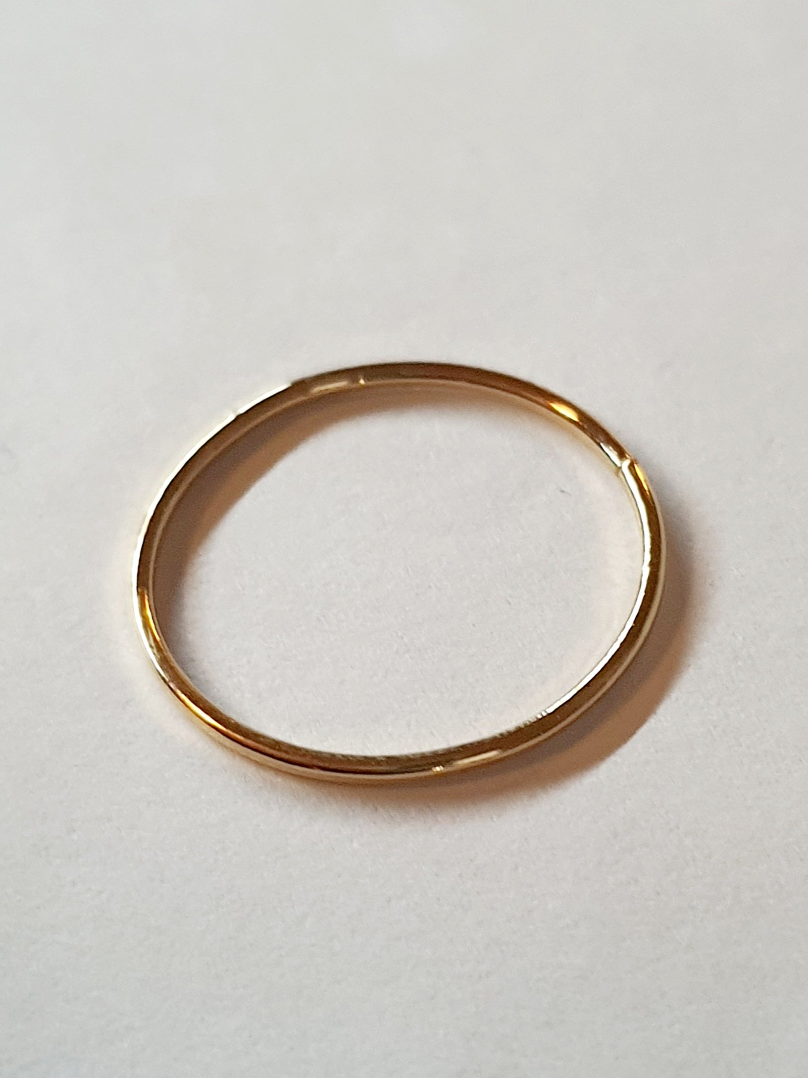 Złoty pierścionek ze stali chirurgicznej, cienka obrączka o gładkim połysku, rozmiar 16 mm, klasyczny minimalistyczny design. Stal nierdzewna, wodoodporne, hipoalergiczne, jakość premium. Rouge Bizu.