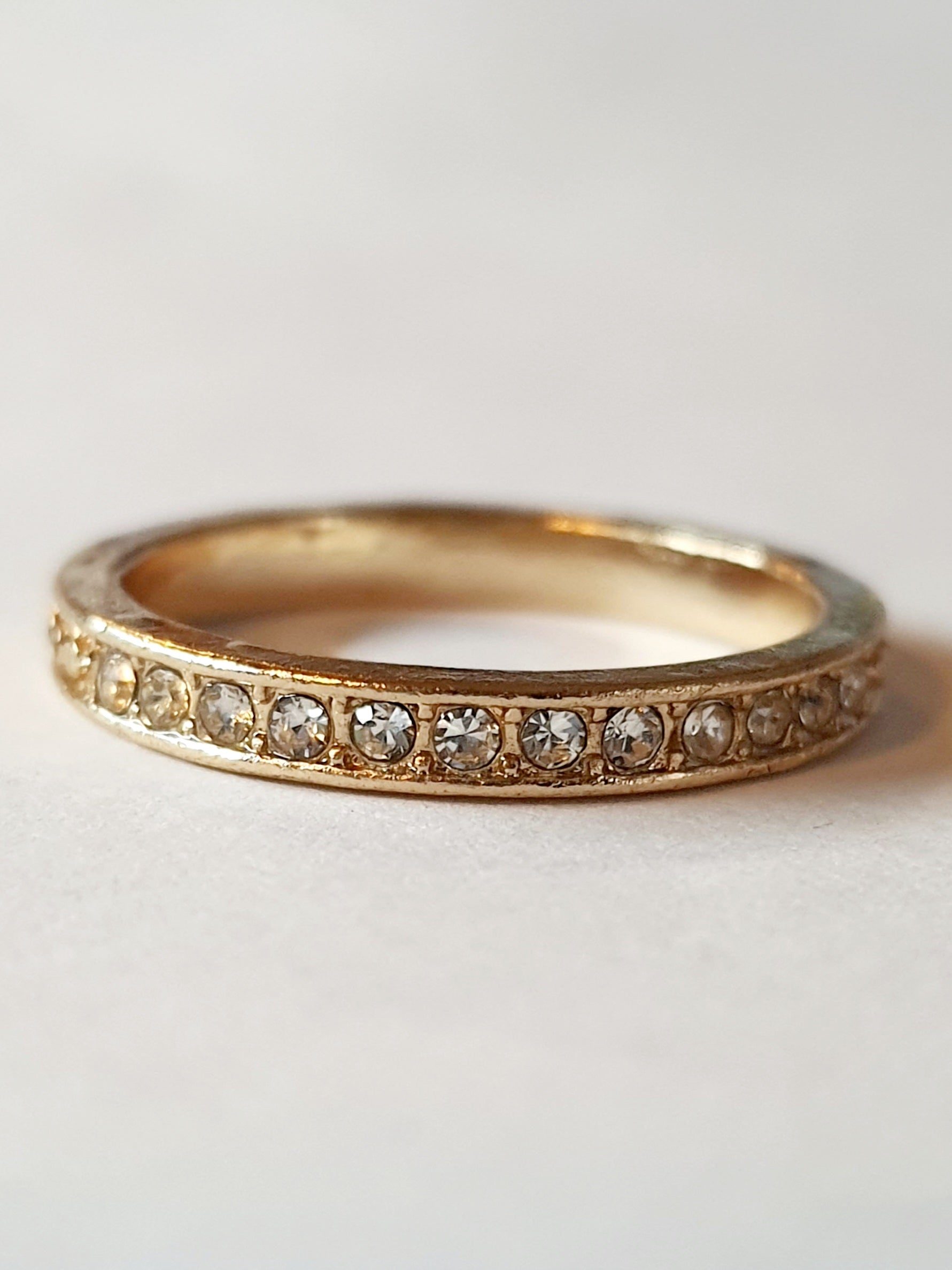 Złota obrączka ze stali chirurgicznej z rzędem przezroczystych cyrkonii, elegancki pierścionek, rozmiar 17 mm, połysk, styl klasyczny. Stal nierdzewna, wodoodporne, hipoalergiczne, jakość premium. Rouge Bizu.