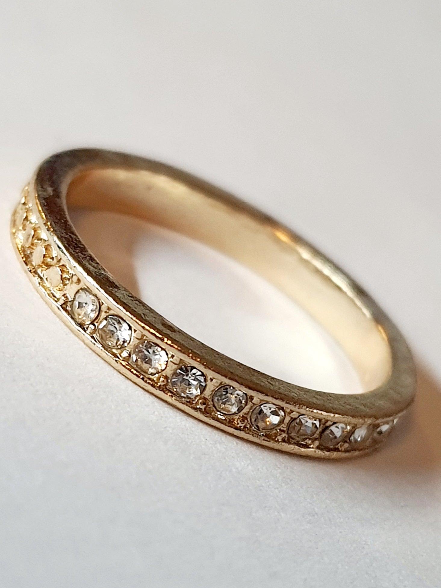 Złota obrączka ze stali chirurgicznej z rzędem przezroczystych cyrkonii, elegancki pierścionek, rozmiar 17 mm, połysk, styl klasyczny. Stal nierdzewna, wodoodporne, hipoalergiczne, jakość premium. Rouge Bizu.