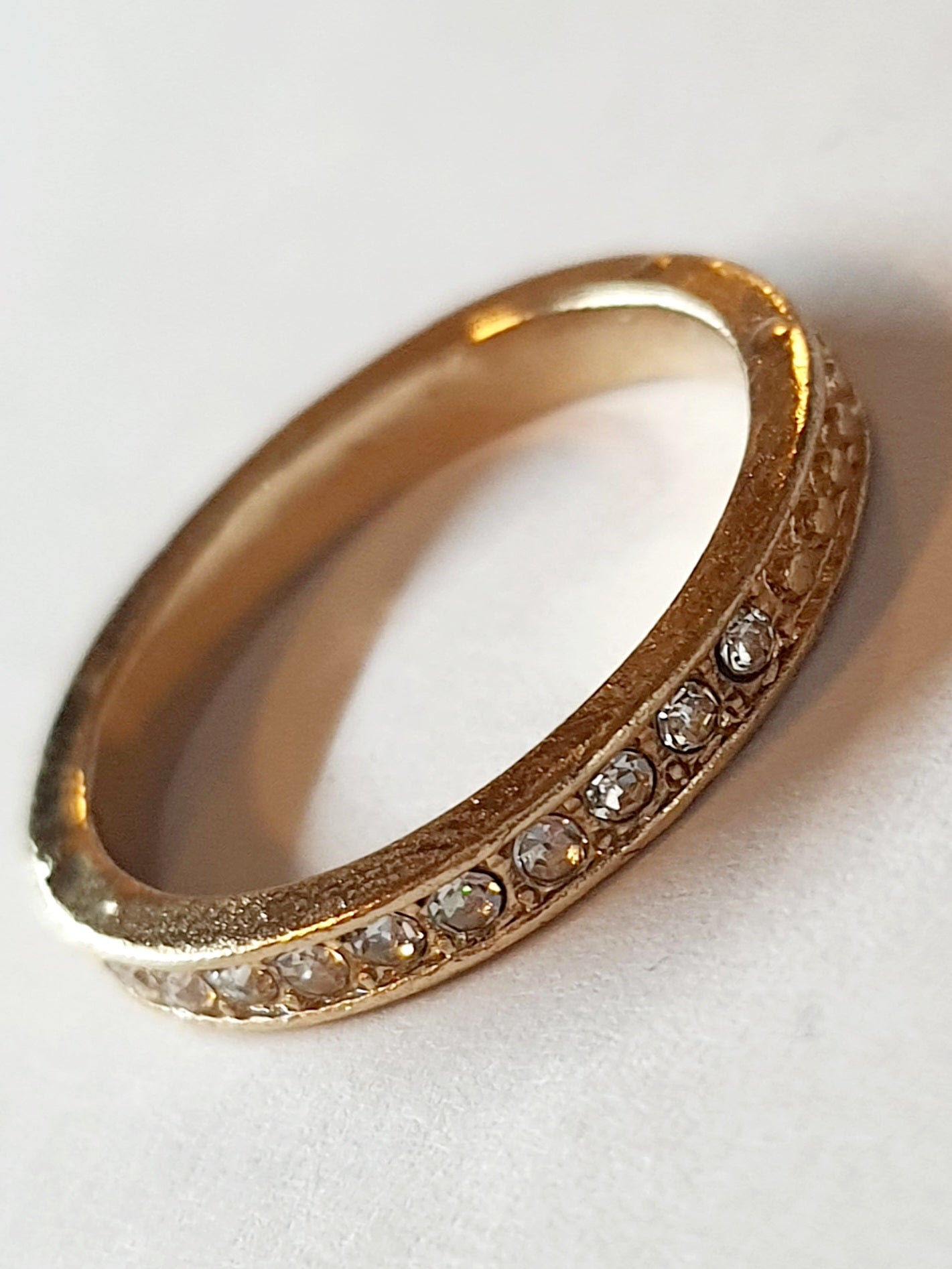 Złota obrączka ze stali chirurgicznej z rzędem przezroczystych cyrkonii, elegancki pierścionek, rozmiar 17 mm, połysk, styl klasyczny. Stal nierdzewna, wodoodporne, hipoalergiczne, jakość premium. Rouge Bizu.