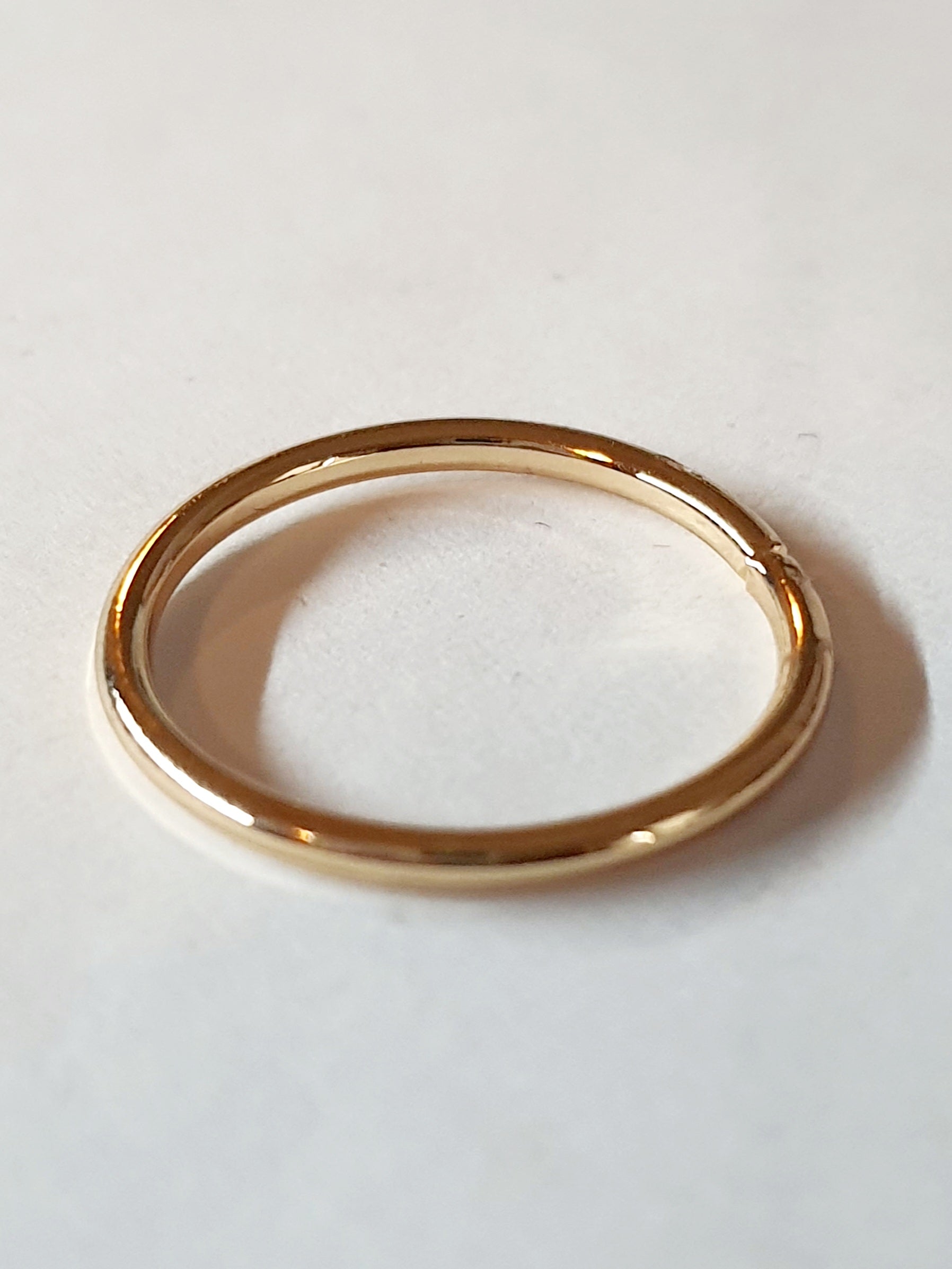 Złota cienka obrączka ze stali chirurgicznej, gładka i połyskliwa, rozmiar 17 mm, klasyczny minimalistyczny pierścionek. Stal nierdzewna, wodoodporne, hipoalergiczne, jakość premium. Rouge Bizu.