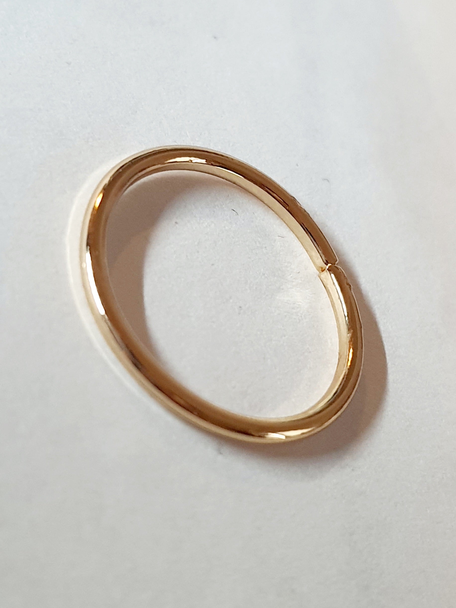 Złota cienka obrączka ze stali chirurgicznej, gładka i połyskliwa, rozmiar 17 mm, klasyczny minimalistyczny pierścionek. Stal nierdzewna, wodoodporne, hipoalergiczne, jakość premium. Rouge Bizu.