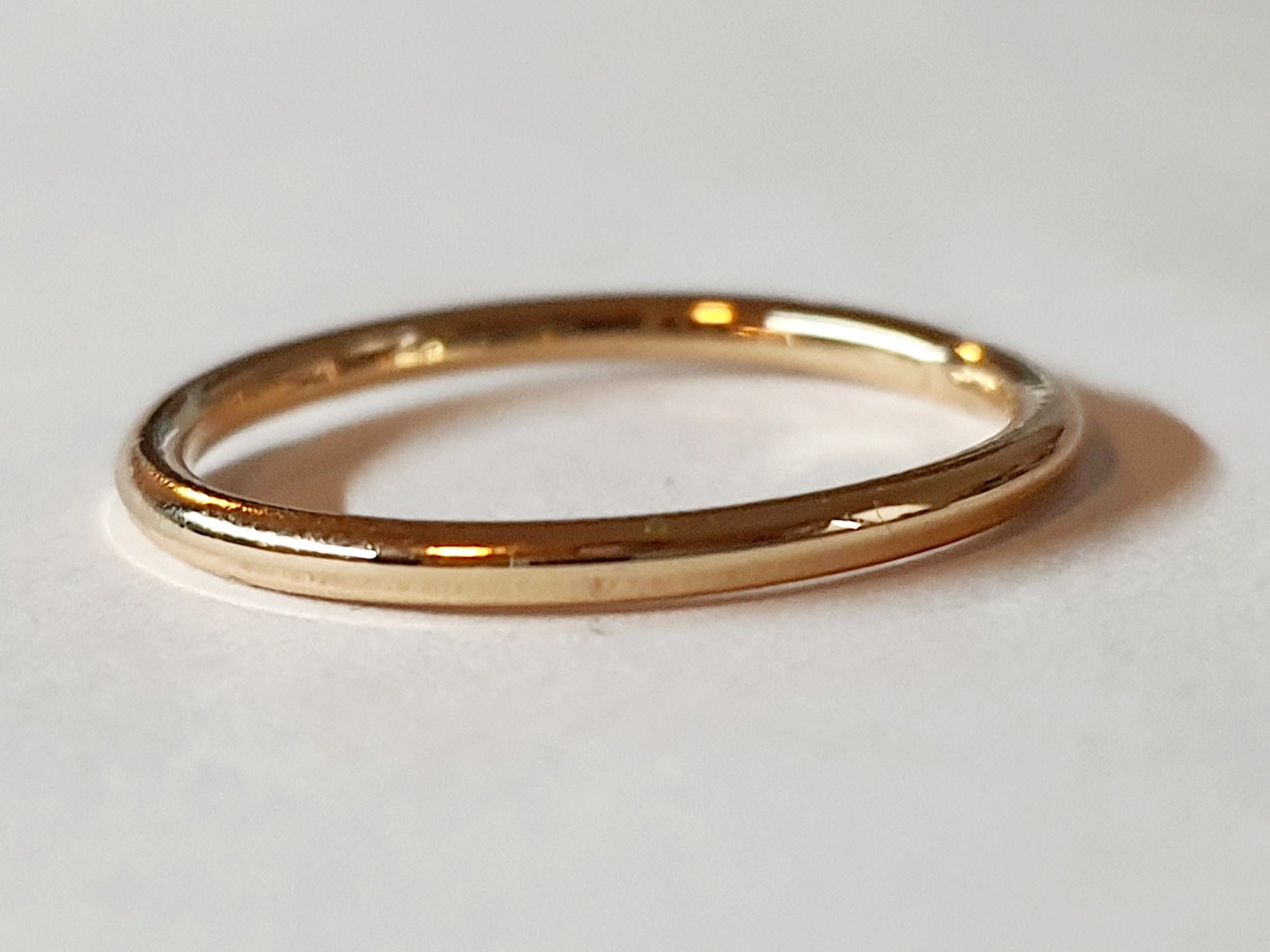 Złota cienka obrączka ze stali chirurgicznej, gładka i połyskliwa, rozmiar 17 mm, klasyczny minimalistyczny pierścionek. Stal nierdzewna, wodoodporne, hipoalergiczne, jakość premium. Rouge Bizu.